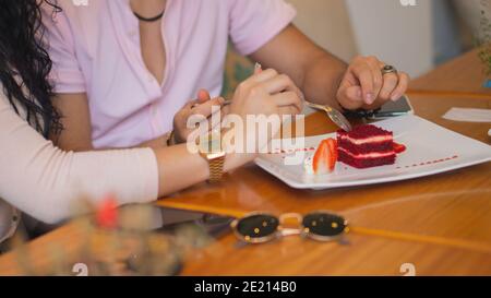 Junges Paar genießen Zeit zusammen und essen köstlichen roten Samt Kuchen Stockfoto