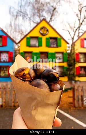 Von einem Bündel von Kastanien mit dem Hintergrund der farbigen Häuser von Turckheim im Elsass Stockfoto