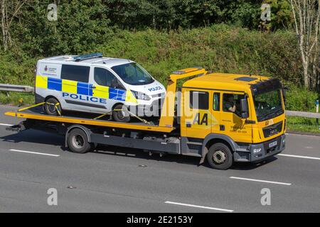 AA 24-Stunden-Rücknahme der Polizei zerbrochene Lieferwagen, Polizei-Lieferwagen-Händler, Ford Transit 2.2 TDI-Lieferwagen, Abholung und Lieferungen, Auktionen von Ex-Polizeiautos; Fahrzeuge, die mit einem Fahrzeugträger auf der m6 Autobahn, Großbritannien transportiert werden Stockfoto