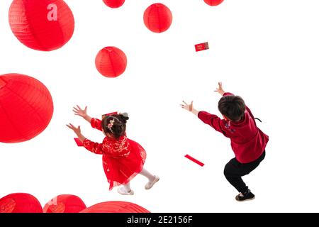 Jungen und Mädchen nehmen einen roten Umschlag unter die Hand Rote Laternen Stockfoto