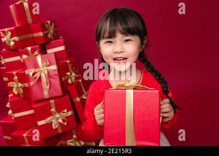 Glückliches kleines Mädchen erhielt viele Feiertagsgeschenke Stockfoto