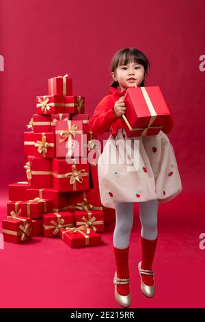 Glückliches kleines Mädchen erhielt viele Feiertagsgeschenke Stockfoto