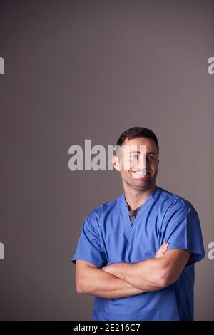 Studio Portrait Der Männlichen Krankenschwester Trägt Scrubs Stehen Gegen Grau Hintergrund Stockfoto