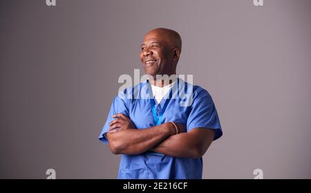 Studio Portrait Der Männlichen Krankenschwester Trägt Scrubs Stehen Gegen Grau Hintergrund Stockfoto