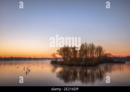 Wunderschöne natürliche Reflexionsaufnahmen aus dem Warwickshire-Gebiet der VEREINIGTES KÖNIGREICH Stockfoto