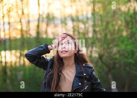 Schöne Teen Girl ist lächelnd und genießen die Natur in der park bei Frühlingsuntergang Stockfoto