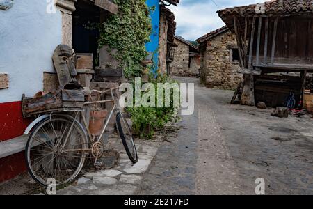 Backroad im Dorf Soto de Agües, Asturien, Spanien, der Ausgangspunkt des Wanderweges Ruta del Alba Stockfoto