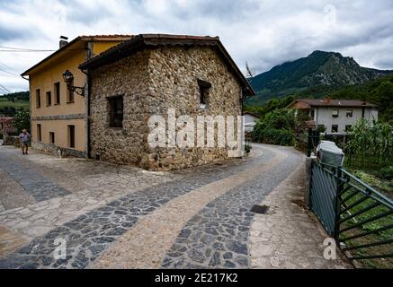 Soto de Agües, Asturien, Spanien: Verschlungene Kopfsteinpflasterstraße im Dorf an der Spitze der Ruta del Alba Stockfoto