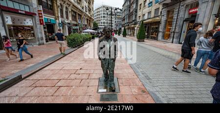 Oviedo, Austurias, Spanien: Bronzestatue von Woody Allen, entworfen vom spanischen Bildhauer Vincente Menendez Santarua auf einem Fußgängerweg Stockfoto