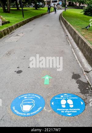 COVID-19 Empfehlung auf Fußweg im Park von Oveido, Asturien, Spanien Stockfoto