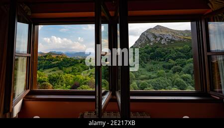 Panoramablick aus einem Fenster in einem ländlichen Gästehaus in der Nähe von Arriondas, Asturien, Spanien. Stockfoto