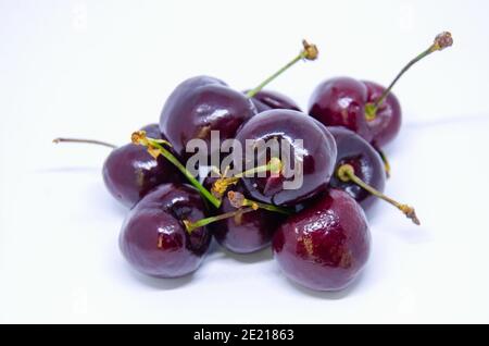 Ein Haufen frischer Kirschen isoliert vor einem weißen Hintergrund. Stockfoto