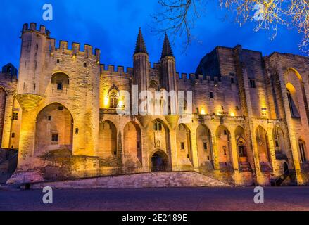 Berühmter Papstpalast, beleuchtet bei Nacht in Avignon, Vaucluse, Provence, Frankreich Stockfoto