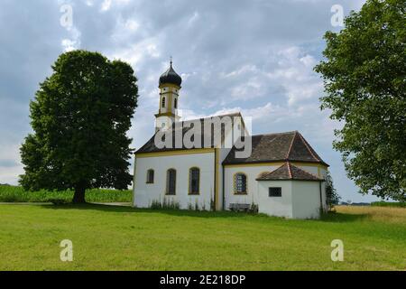 Raisting, Deutschland. Juli 2020. Die kleine St.-Johannes-Kapelle im oberbayerischen Raisting Credit: Thomas Uhlemann/dpa-zentralbild/ZB/dpa/Alamy Live News Stockfoto