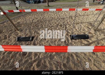 Jena, Deutschland. Januar 2021. Ein Kinderspielplatz im Wohngebiet Lobeda ist mit rot-weißem Flatterband abgesperrt. Die Stadtverwaltung hat die Nutzung von Kinderspielplätzen verboten. Kredit: Bodo Schackow/dpa-Zentralbild/dpa/Alamy Live Nachrichten Stockfoto