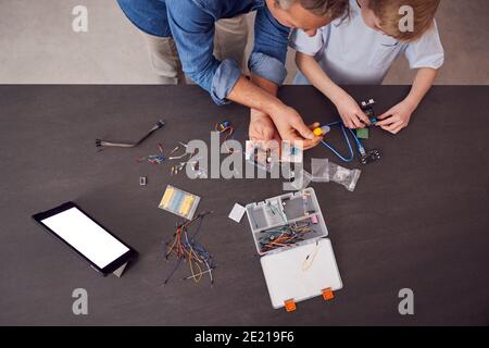 Overhead Shot Von Enkel Mit Großvater Montage Von Elektronischen Komponenten Zu Bauen Roboter Zu Hause Stockfoto