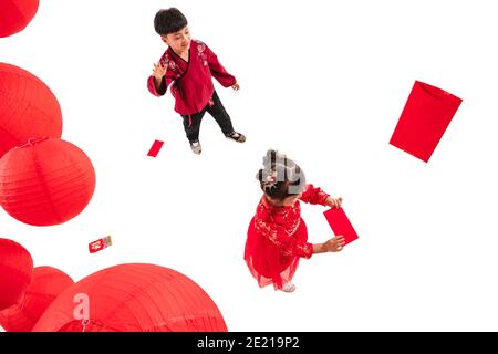 Glückliche Jungen und Mädchen erhalten rote Umschläge Stockfoto