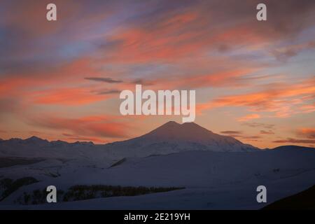 Mount Elbrus bedeckt mit Schnee im Winter und bunten Abend Himmel Stockfoto