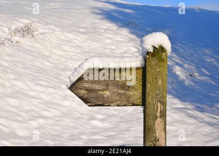 Winter Wonderland, Wegweiser im Schnee, Heptonstall Moor, über Hardcastle Crags und Hebden Bridge, Pennines, West Yorkshire Stockfoto