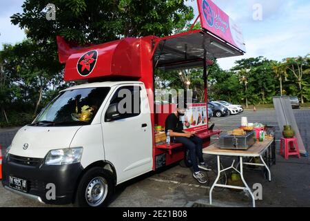 DENP, INDONESIEN - 14. November 2020: Eine Menge Food Trucks auf einem Basar-Festival, Denpasar, Bali, 12. November 2020 Stockfoto