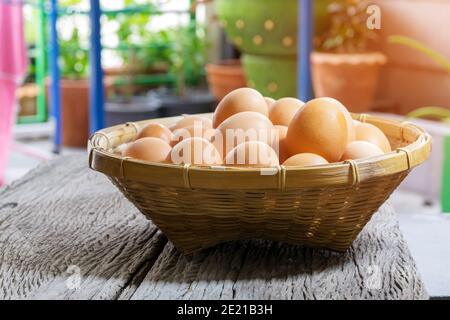 Eine Gruppe von Eiern in einem Bambuskorb werden zum Kochen vorbereitet. Stockfoto