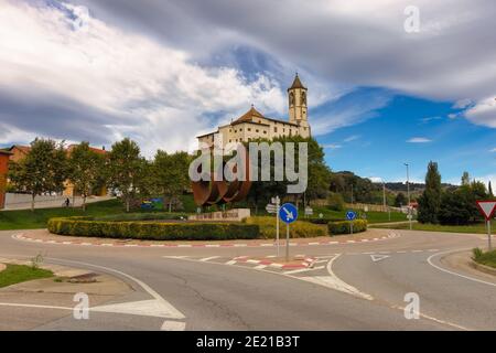 Blick auf die santatuario de Santa Maria de la Gleva vom Eingang des Dorfes von San Hipolit de Voltrega, Katalonien, Spanien Stockfoto