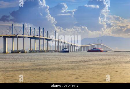 Macau, China. Fähren an der Ponte de Amizade oder Bridge of Friendship, die die Halbinsel Macau mit der Insel Taipa verbindet. Stockfoto