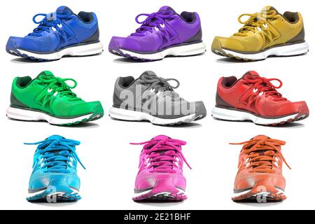 Gruppe von bunten Lauf-und Mode Sneaker Schuhe isoliert auf weißem Hintergrund. Stockfoto