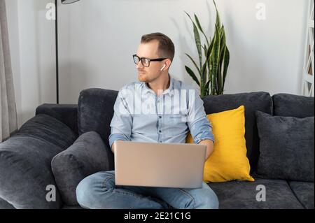 Ein Freiberufler Kerl ist mit Laptop zu Hause Stockfoto