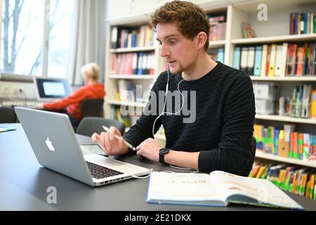 Ravensburg, Deutschland. Januar 2021. KORRIGIERT DEN NAMEN IM TITEL - Carlos Marschall, Mathe- und Spanischlehrer an der Spohnschule, unterrichtet auf einem Laptop in der Lehrerlounge. Für Fernunterricht verwendet er sowohl Laptop als auch iPad. Quelle: Felix Kästle/dpa/Alamy Live News Stockfoto