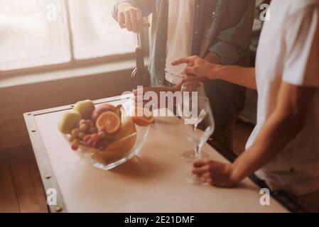 Zugeschnittenes Bild von liebevollen Homosexuell Paar zu Hause. Zwei gutaussehende Männer umarmen und küssen auf Küche. LGBT-Konzept. Stockfoto