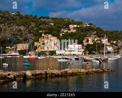 Boote im Hafen von Port de Soller an der Nordküste Mallorcas auf den Balearen von Spanien. Stockfoto