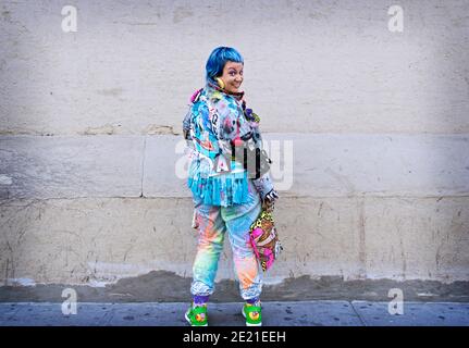 Posed Porträt einer Frau in Soho New York City in einzigartigen sehr bunten Kleidung. In New York City. Stockfoto