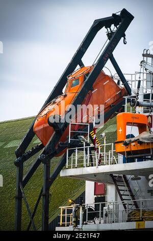 Orangefarbenes Schnellboot in Industriequalität. Stockfoto