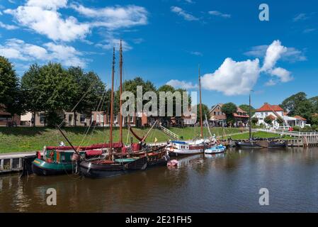 Museumshafen mit traditionellen Flachbootseglern, Carolinensiel, Niedersachsen, Deutschland, Europa Stockfoto