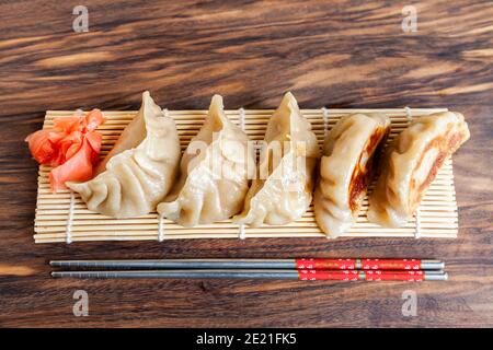 Gyoza. Bereit zum Essen. Japanische Version von Knödeln. Geringe Schärfentiefe. Nahaufnahme Stockfoto