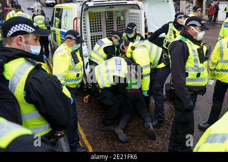 Edinburgh, Schottland, Großbritannien. 11. Januar 2021. Demonstranten wurden heute bei einer Anti-Lockdown-Demonstration im schottischen Parlament in Edinburgh in gewalttätigen Szenen verhaftet. Mehrere Demonstranten nahmen daran Teil, aber eine starke und aggressive Polizeipräsenz verhinderte die Demonstration und plante einen marsch nach Bute House. Während der nationalen Covid-19-Sperre sind solche Proteste illegal und die Polizei riet den Menschen, nicht an der Demonstration teilzunehmen. Iain Masterton/Alamy Live News Stockfoto