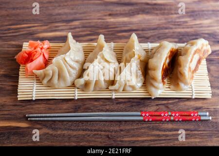 Gyoza. Bereit zum Essen. Japanische Version von Knödeln. Geringe Schärfentiefe. Nahaufnahme Stockfoto