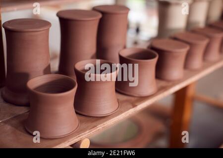 Tontöpfe Auf Regal Warten Auf Dekoration In Keramik Studio Stockfoto