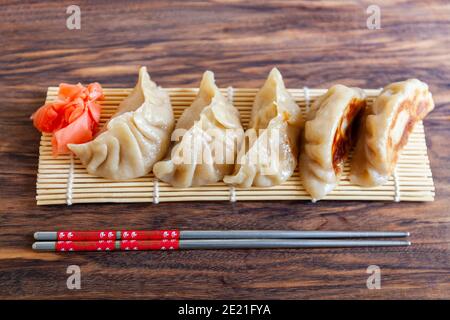 Gyoza. Bereit zum Essen. Japanische Version von Knödeln. Geringe Schärfentiefe. Nahaufnahme Stockfoto