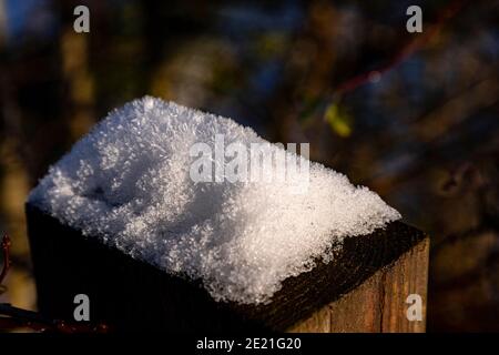 Schneekristalle im Sonnenlicht Stockfoto