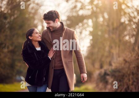 Liebevolles Junges Paar Gemeinsam Durch Die Winterlandschaft Wandern Stockfoto