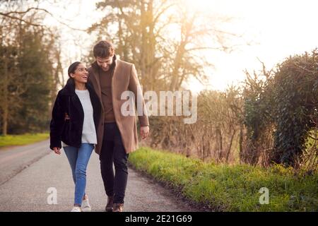 Liebevolles Junges Paar Gemeinsam Durch Die Winterlandschaft Wandern Stockfoto