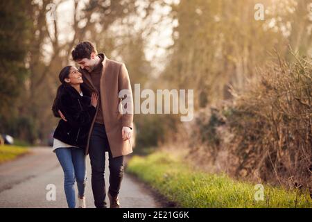 Liebevolles Junges Paar Gemeinsam Durch Die Winterlandschaft Wandern Stockfoto