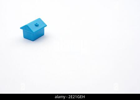 Kauf oder Kauf Öko-Haus oder Vermietung von Immobilien und den Bau neuer kleines gemütliches Haus. Einfach minimalistisches Design ein einziges blaues Spielzeug Miniatur oder Stockfoto