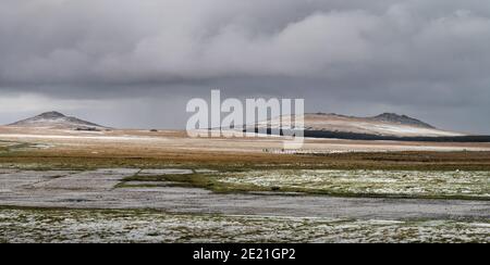 Blick vom Davidstow Moor, in der Nähe von Camelford in Cornwall, auf Bodmin Moor. Landschaft mit Schnee. Stockfoto