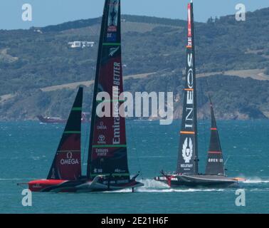 Auckland, Neuseeland, 11 Januar, 2021 - America's Cup Defenders Emirates Team New Zealand, Skipped by Peter Burling, in Aktion gegen INEOS Team UK, Skipped by Sir Ben Ainslie, während eines Übungsrennens im Waitemata Harbour vor dem Prada Cup Wettbewerb, der am 5. Januar 2021 beginnt Credit: Rob Taggart/Alamy Live News Stockfoto