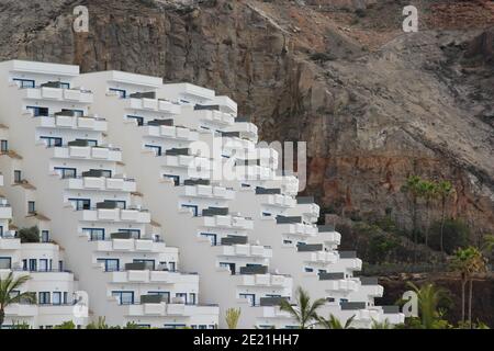 Apartmentgebäude des Hotel Suite Princes inmitten der Klippen Auf der Insel Gran Canaria in Spanien Stockfoto