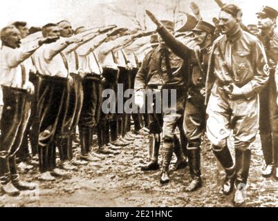 Adolph Hitler inspiziert 1930 seine neuen "Brown Shirts" (aus einem Pressebild der damaligen Zeit). Sie waren auch bekannt als Braunhemden, Sturmabteilung, die SA und Storm Detachment. Ihr Hauptziel war es, Nazi-Kundgebungen und andere Versammlungen zu schützen und die Versammlungen und Versammlungen aller gegnerischen Parteien zu stören.die SA entwickelte pseudomilitärische Titel und Rangstufen für ihre Mitglieder, die später von mehreren anderen Nazi-Parteigruppen übernommen wurden. Ihr Name kommt von ihrer Standard-Art der Kleidung.(Rudolph Hess kann sofort auf der rechten Seite hinter Hitler scheinen). Stockfoto