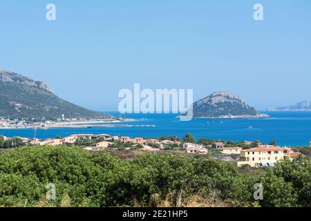 Blick über den Golfo Aranci auf Sardinien mit der Isola di Figarolo im Hintergrund Stockfoto